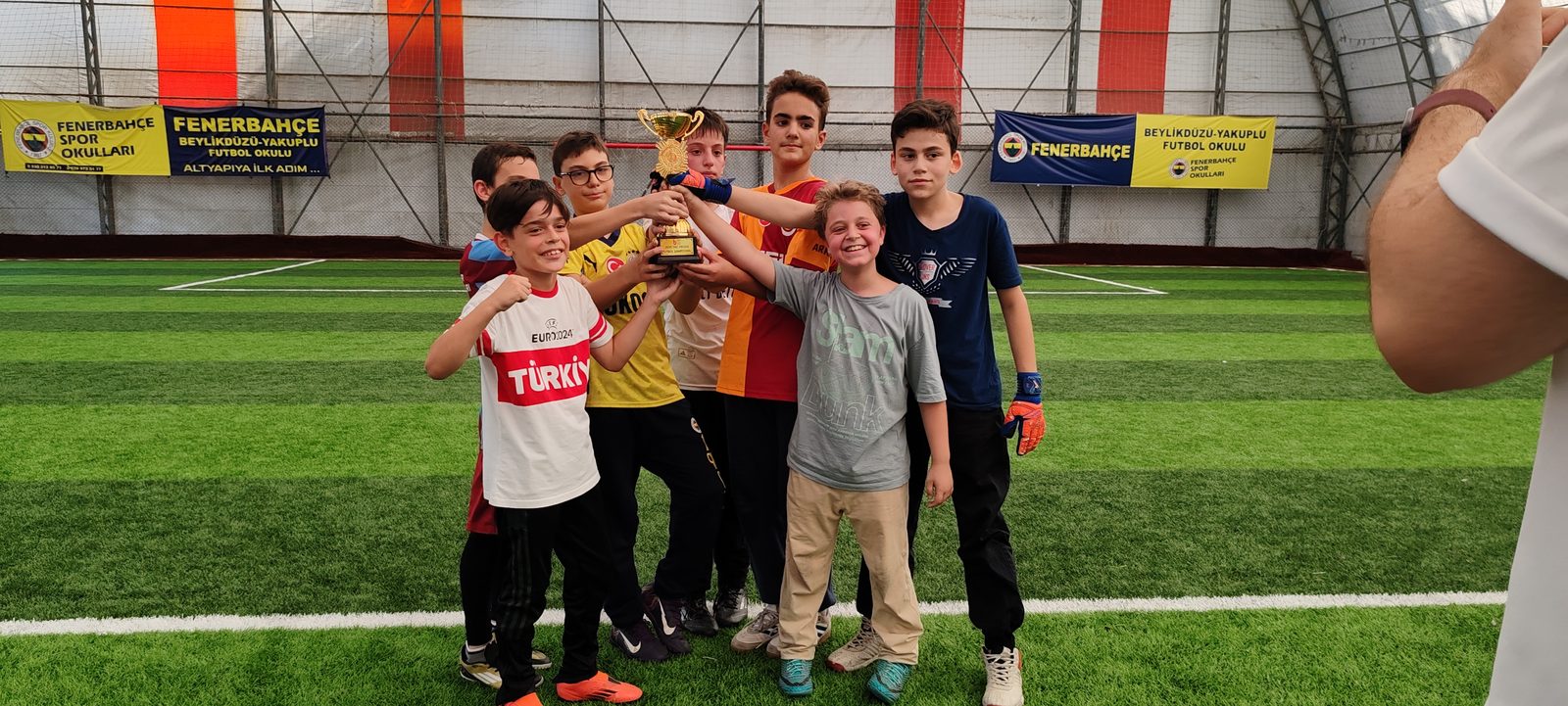 Yaz Okulu futbol kupa kutlaması