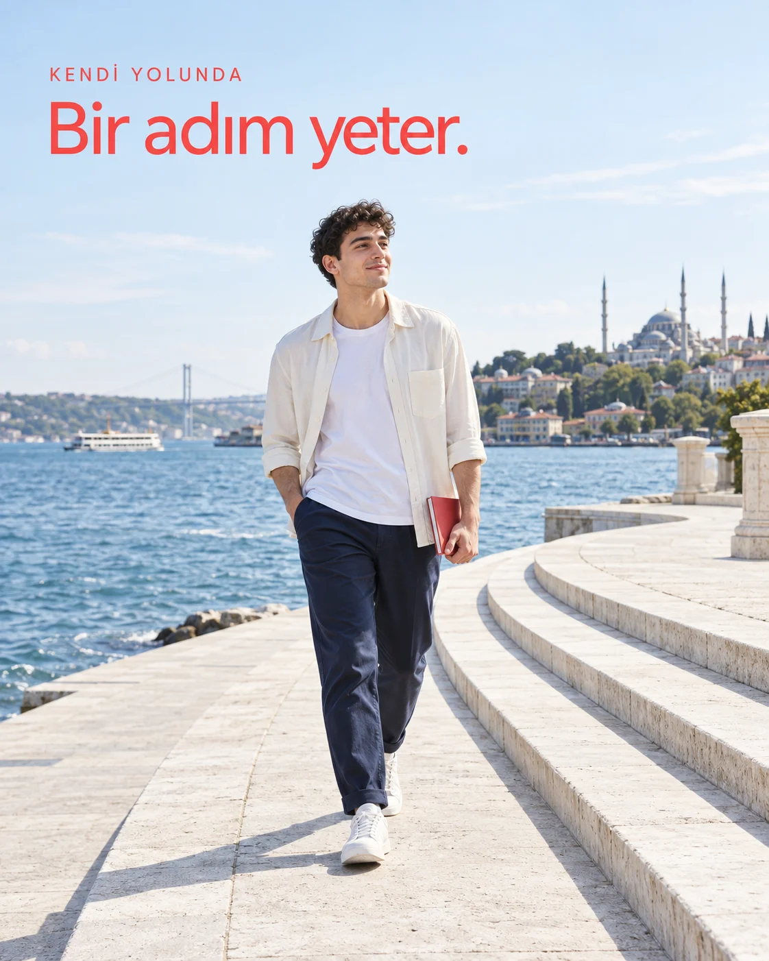 Bir adım yeter: aydınlık bir sahil yolunda yürüyen genç erkek.